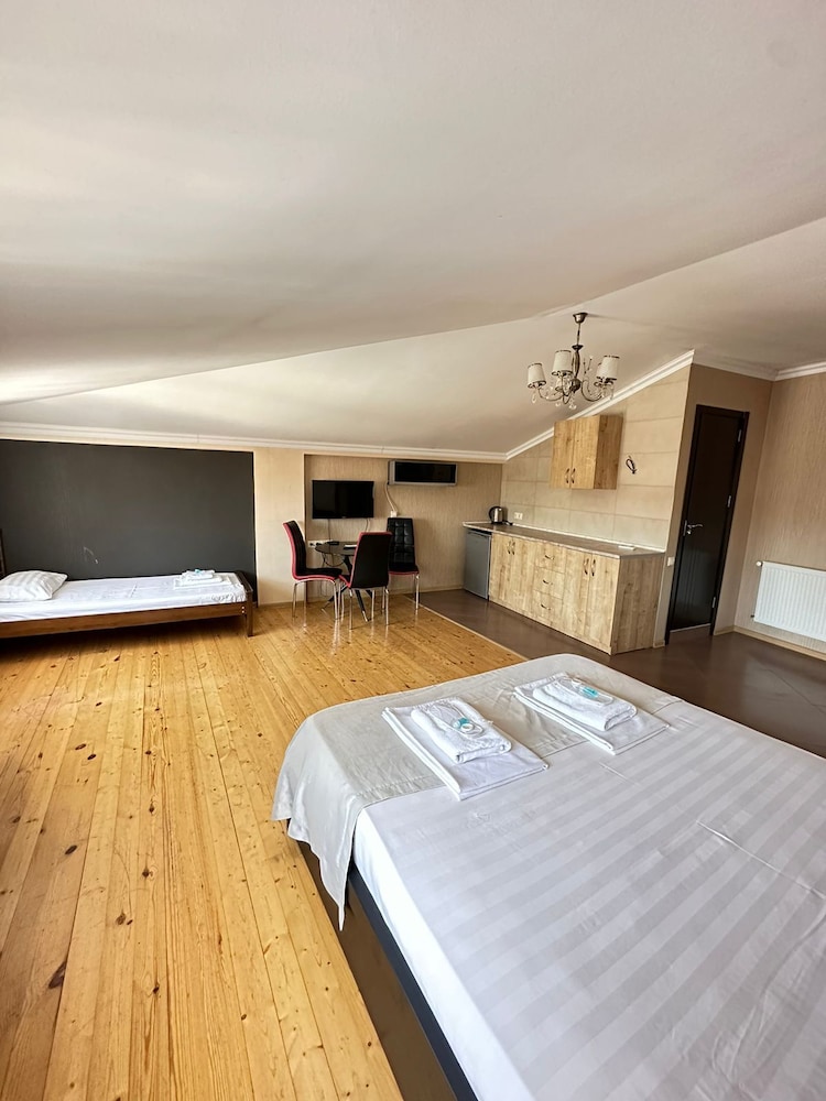 Piano Hotel 4