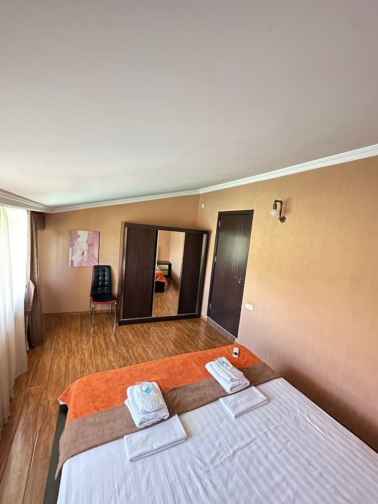 Piano Hotel 14