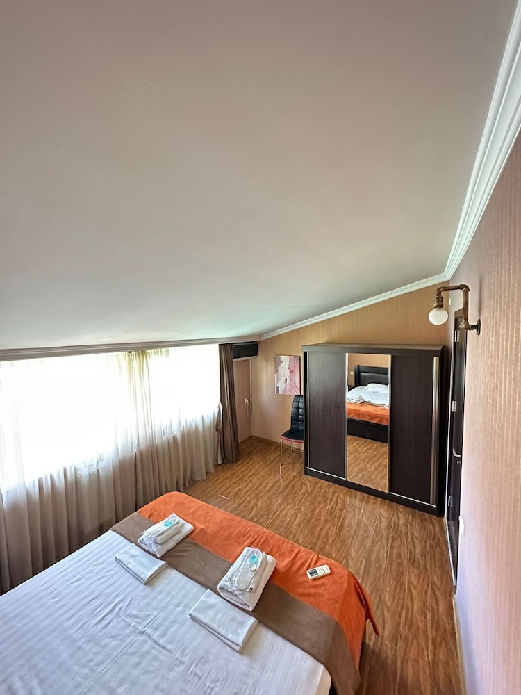Piano Hotel 16