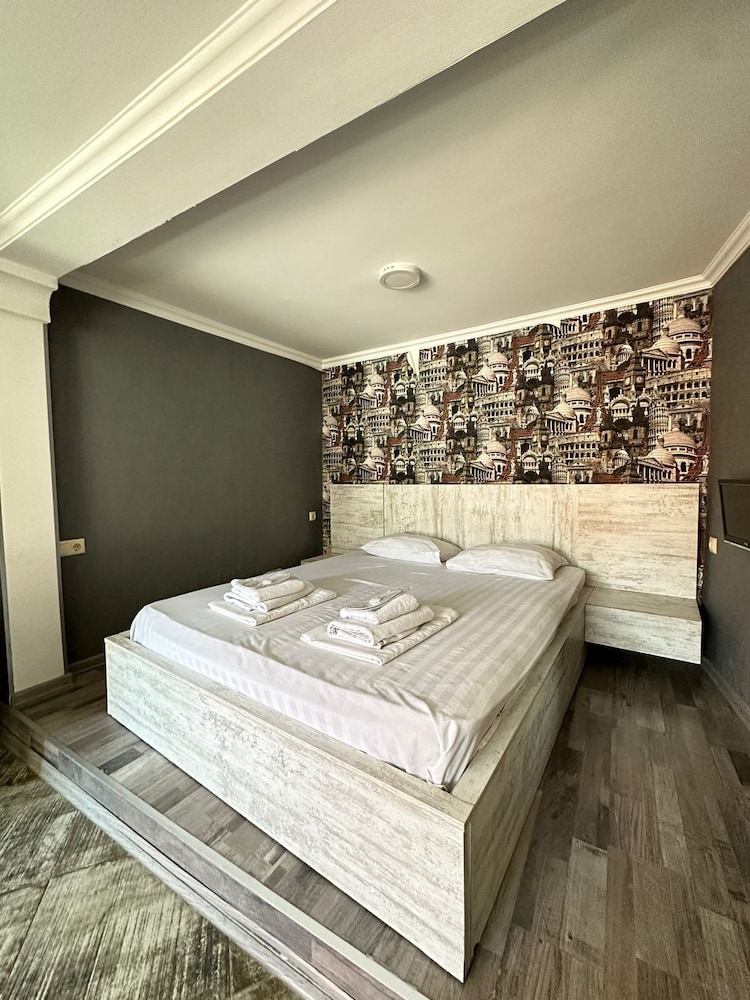 Piano Hotel 19