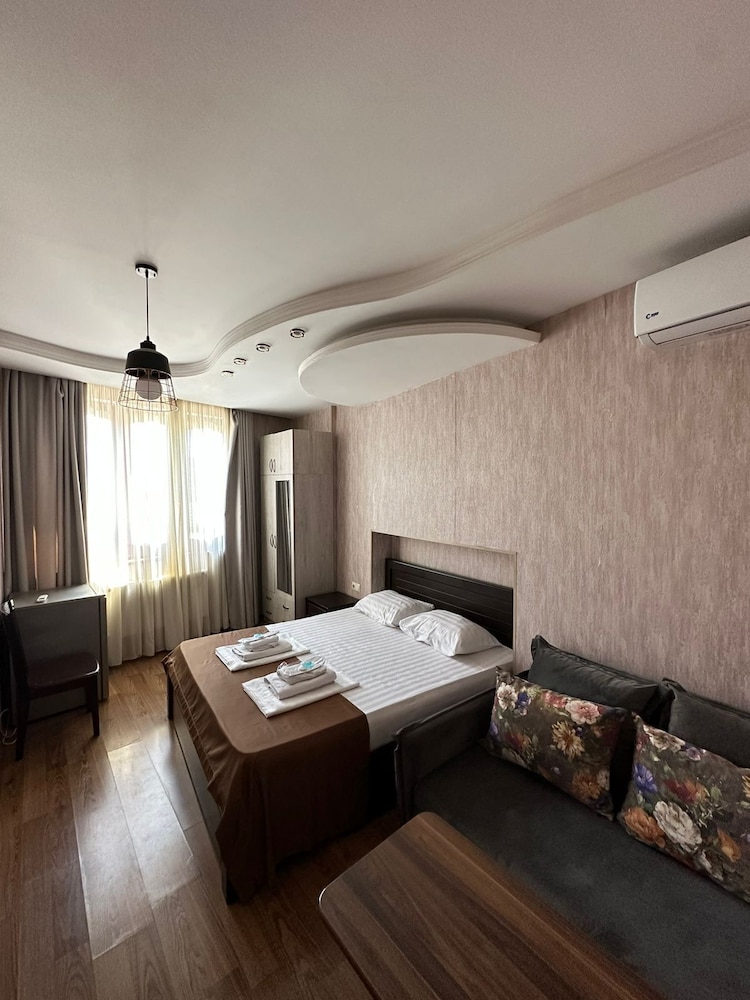 Piano Hotel 23