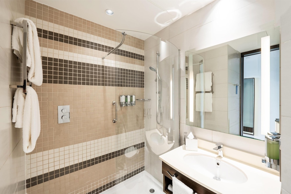 Hampton by Hilton Dubai Airport 13