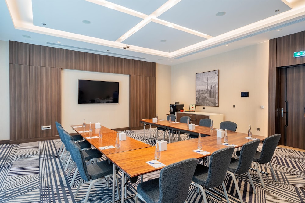 Hampton by Hilton Dubai Airport 24