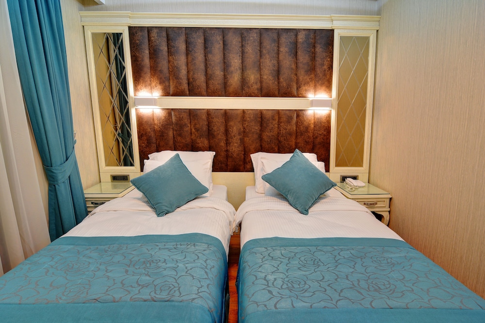 Novelty Hotel 16