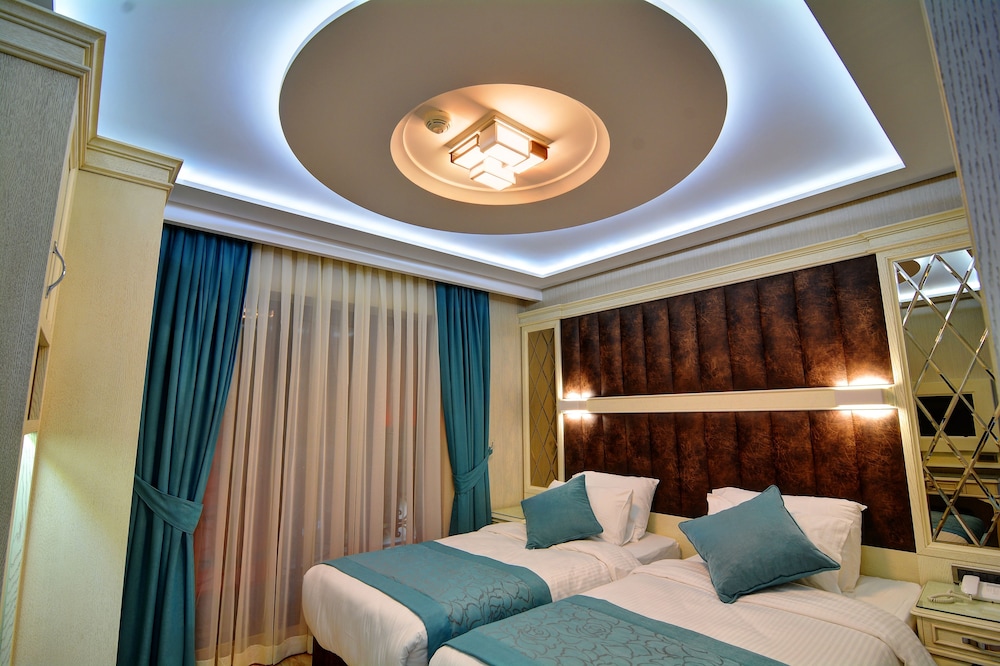 Novelty Hotel 12