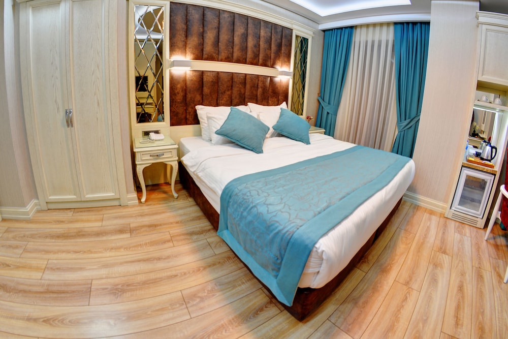 Novelty Hotel 23