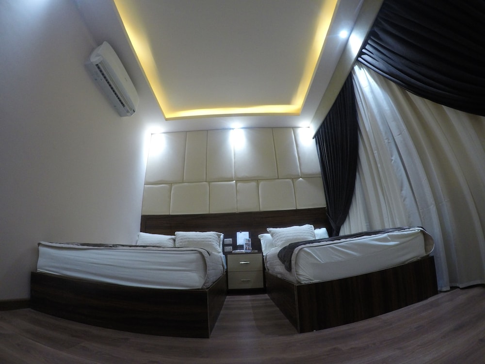 City Hotel 7