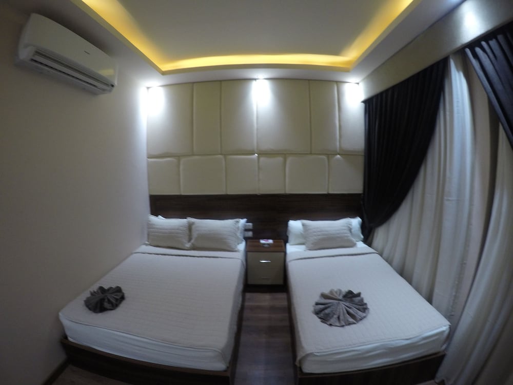 City Hotel 6
