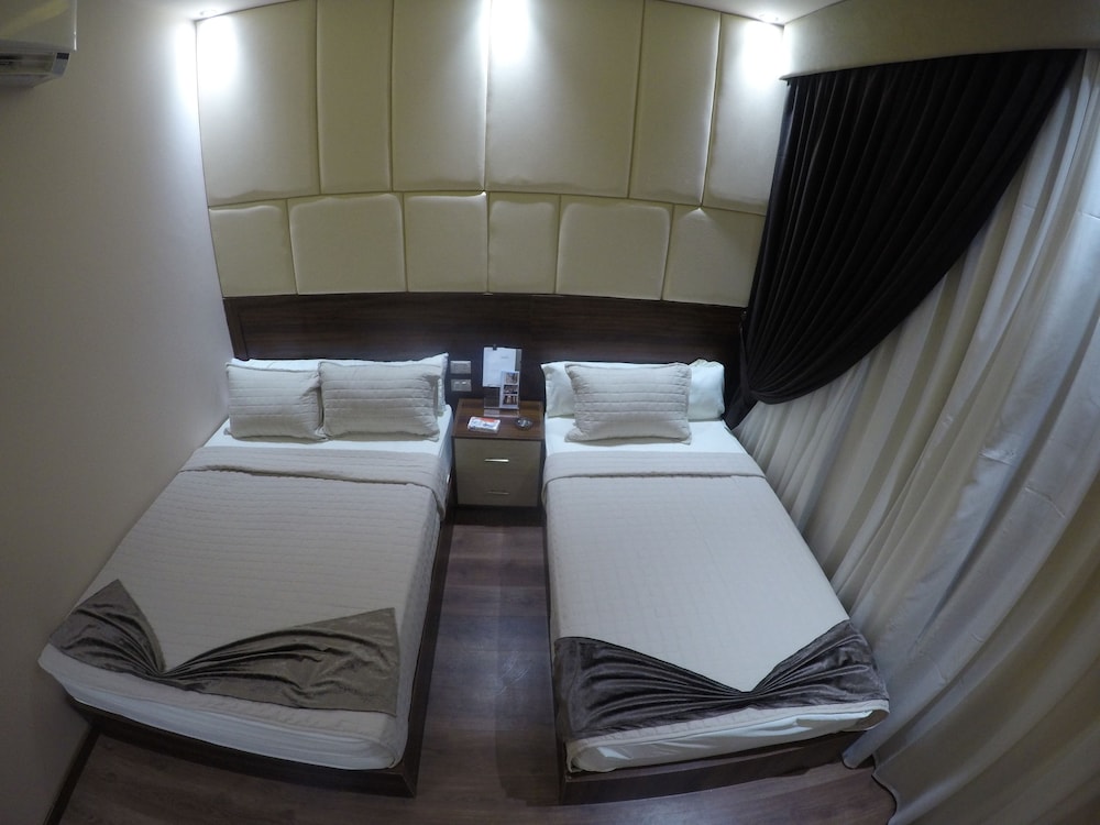 City Hotel 8