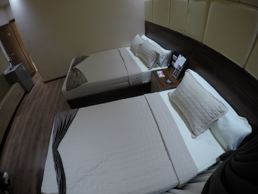City Hotel 10
