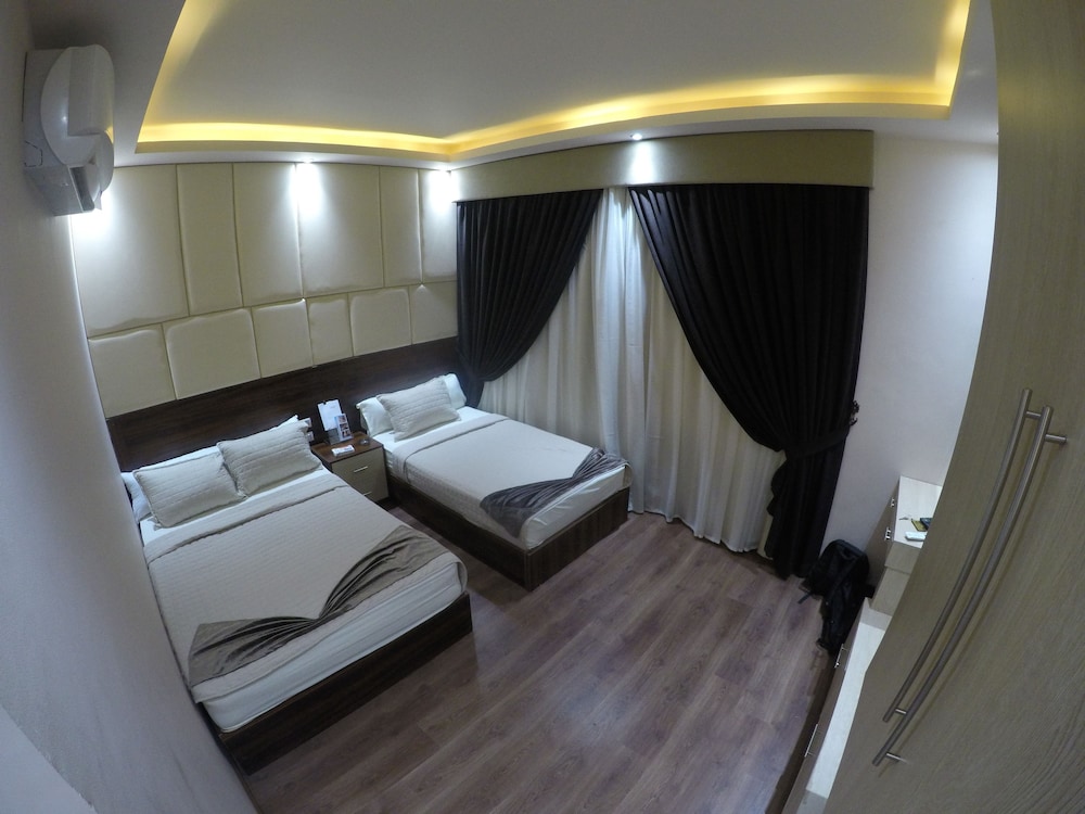 City Hotel 11