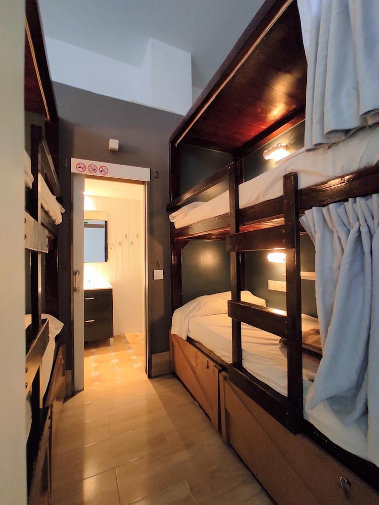 Ant Hostel Barcelona 13