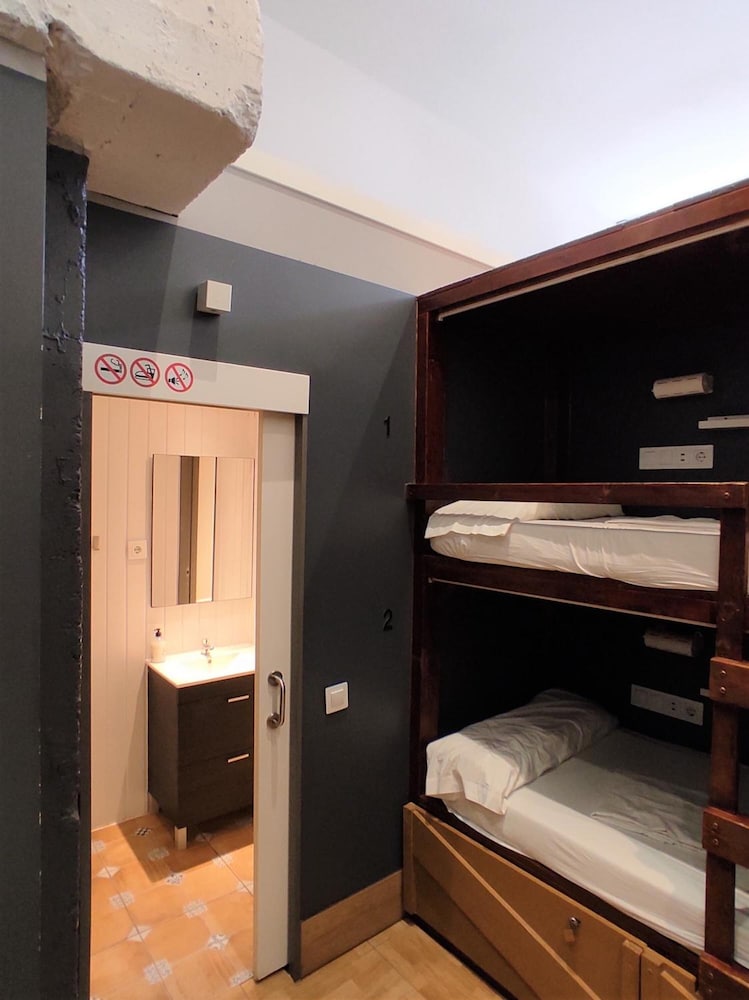 Ant Hostel Barcelona 16