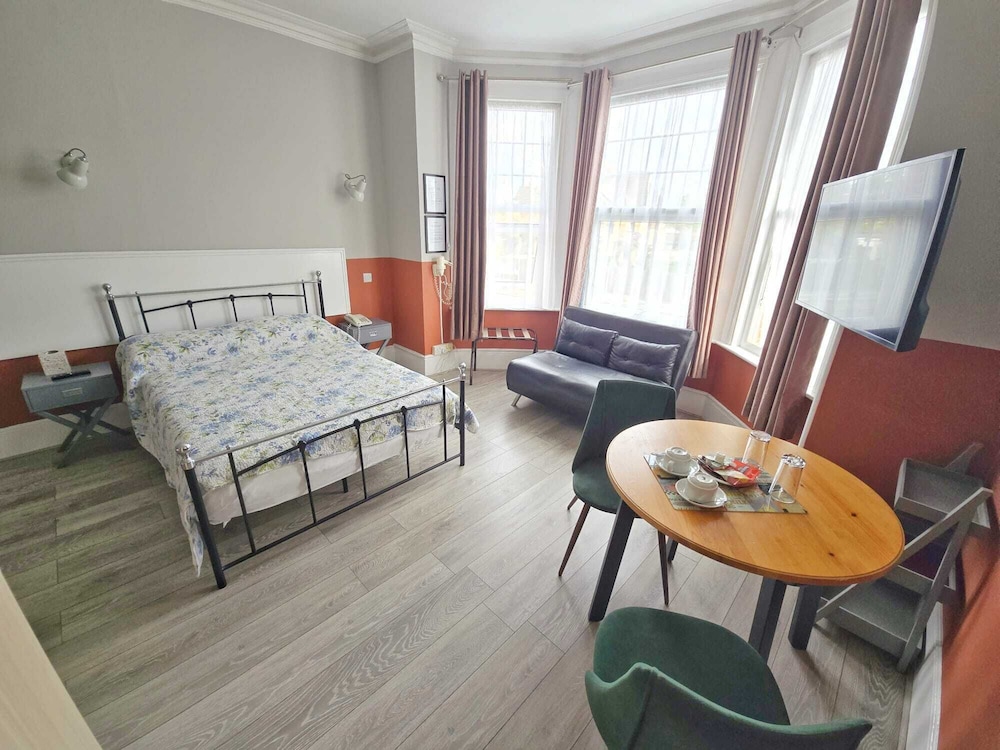 Avis Hotel 12