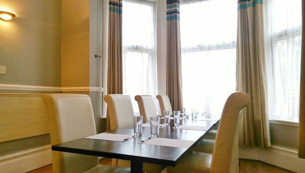Avis Hotel 21