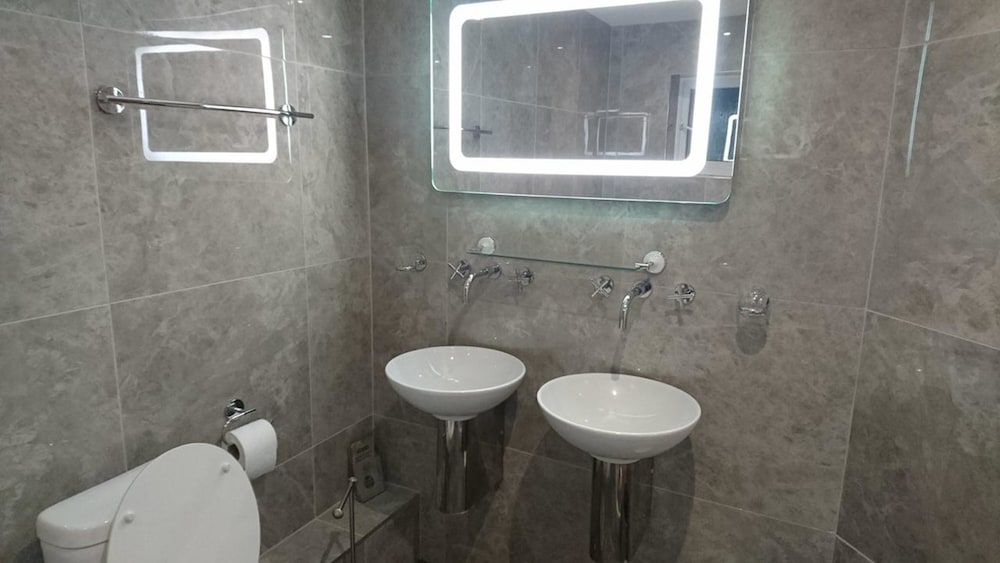 Avis Hotel 18