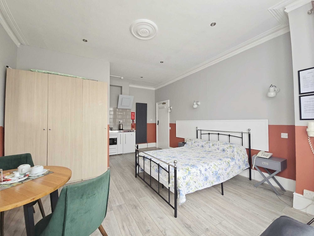 Avis Hotel 13