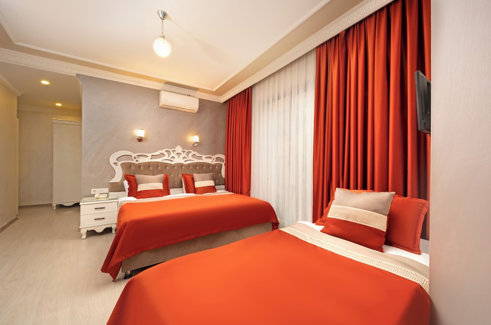 Deluxe Newport Hotel 8