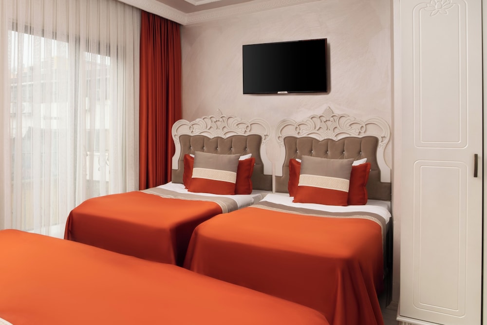 Deluxe Newport Hotel 10