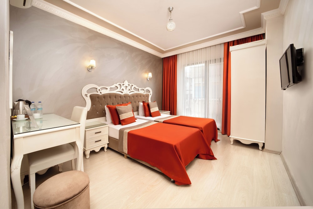 Deluxe Newport Hotel 5