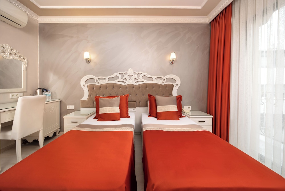 Deluxe Newport Hotel 14