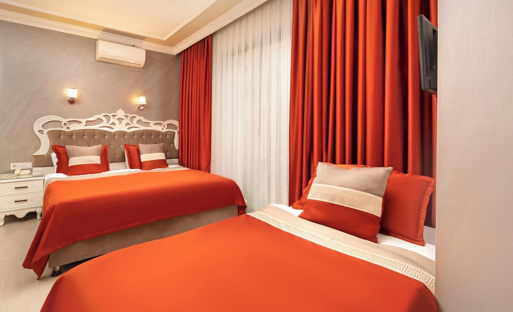 Deluxe Newport Hotel 13