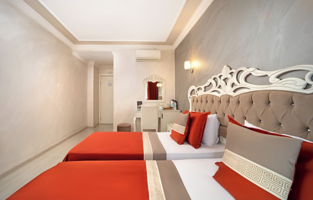 Deluxe Newport Hotel 7
