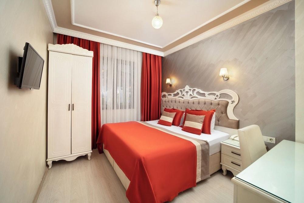 Deluxe Newport Hotel 6