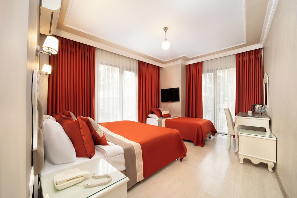 Deluxe Newport Hotel 9