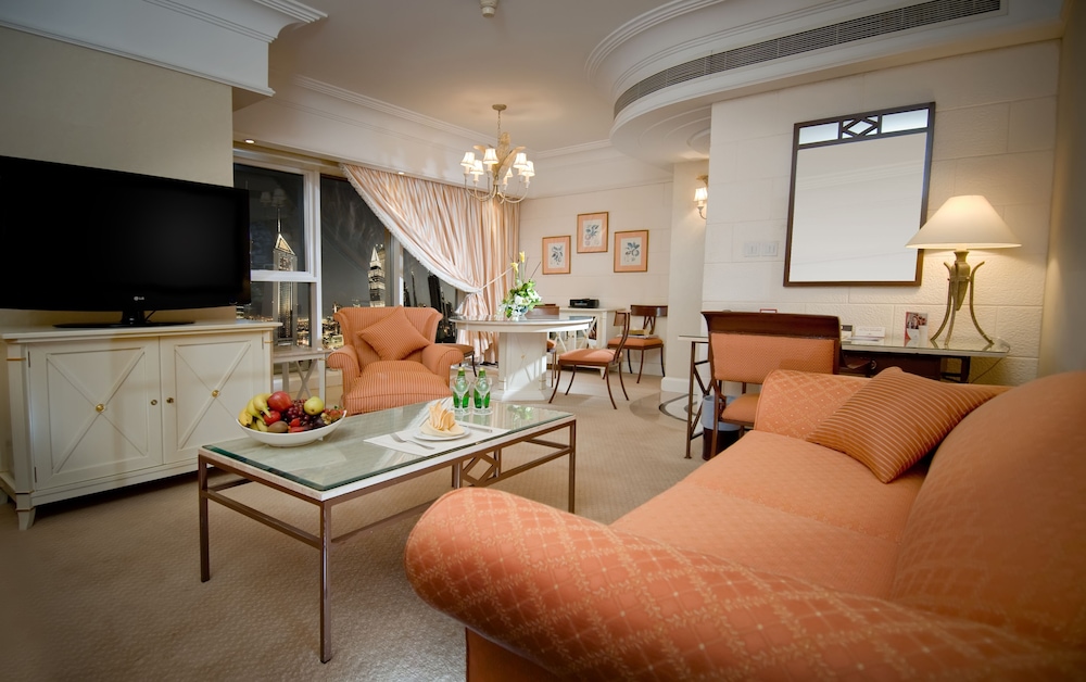 Millennium Plaza Downtown Suites 7