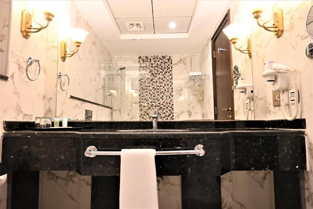 Crystal Plaza Al Majaz Hotel 10