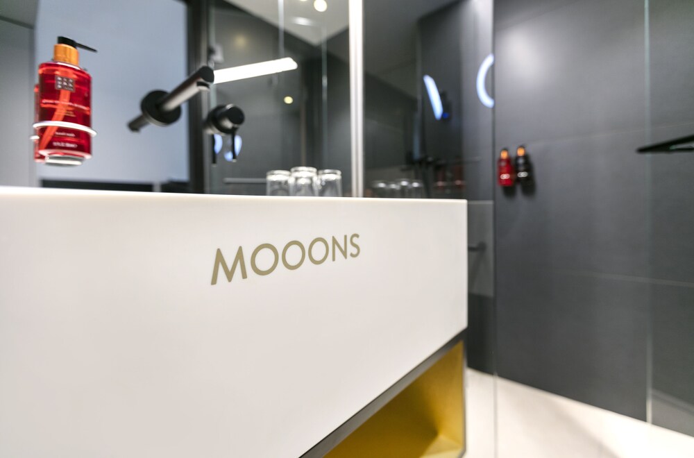 MOOONS 1
