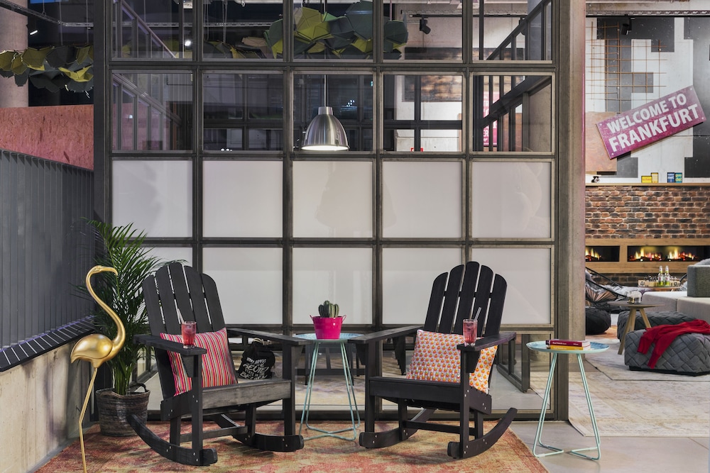 Moxy Frankfurt City Center 8
