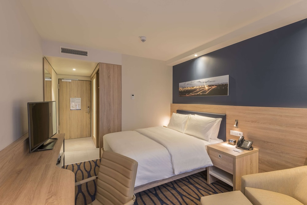 Hampton by Hilton Frankfurt Airport 11