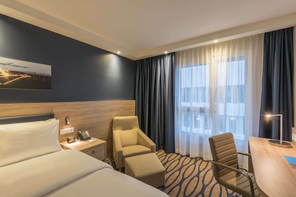 Hampton by Hilton Frankfurt Airport 12