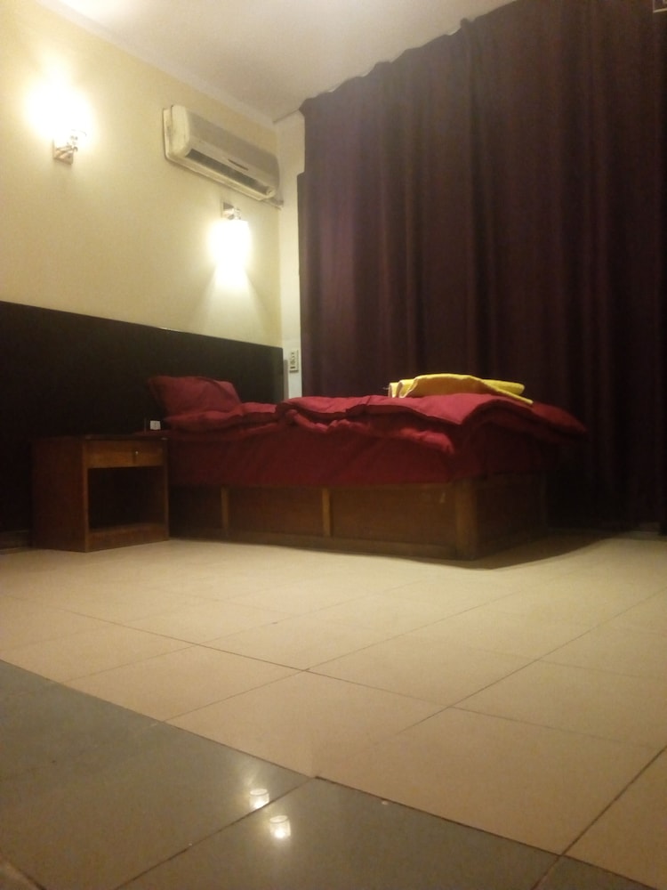 Oasis Hotel 4