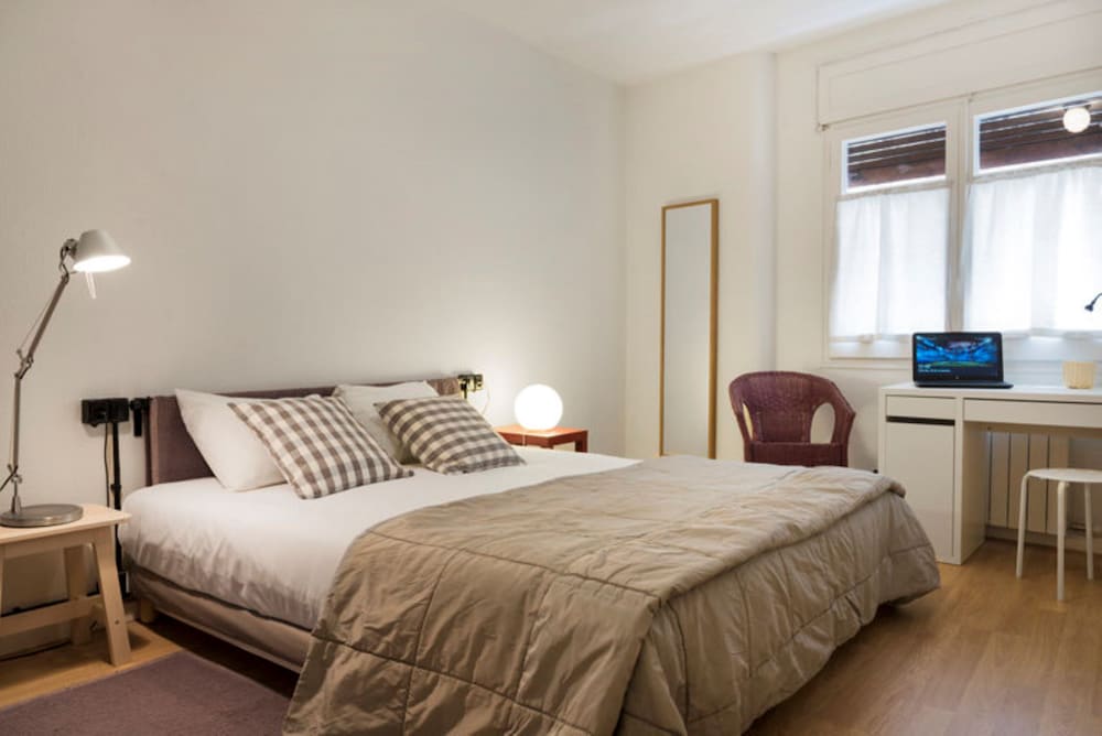AinB Barcelona Sants Apartments 10