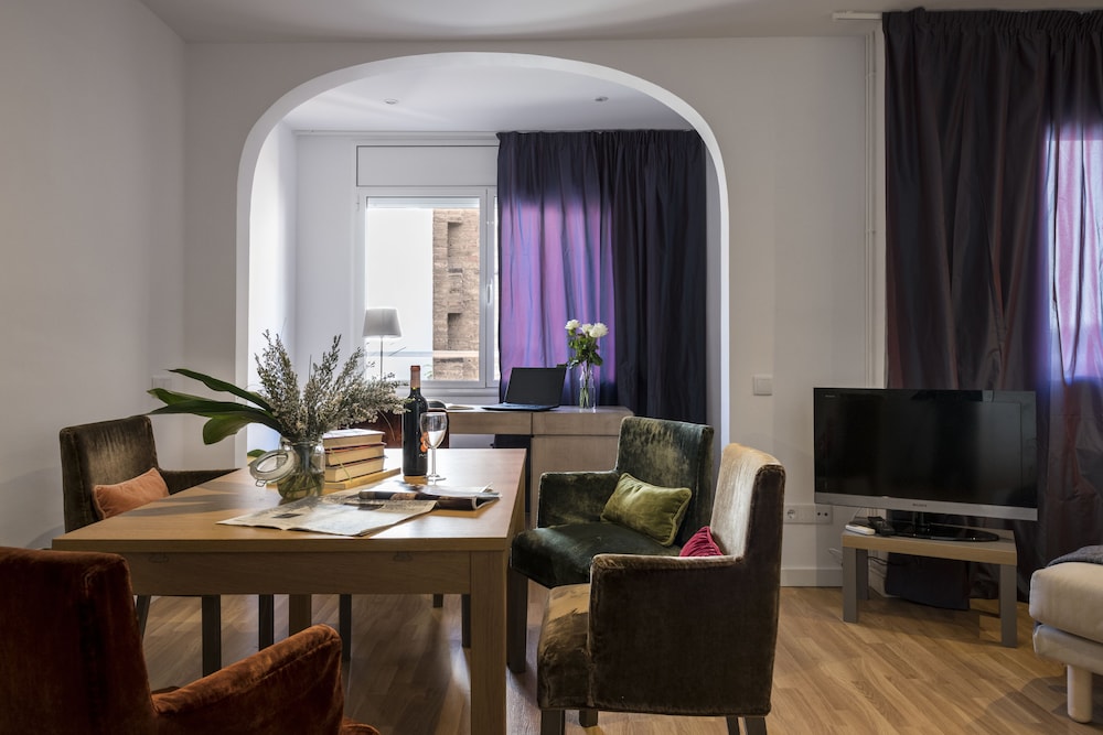 AinB Barcelona Sants Apartments 21