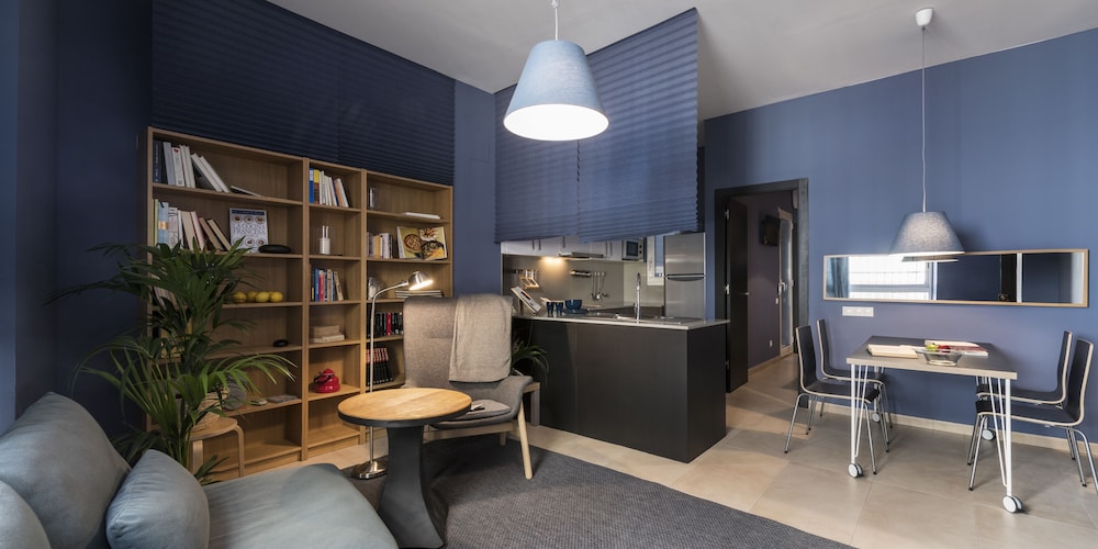 AinB Barcelona Sants Apartments 20