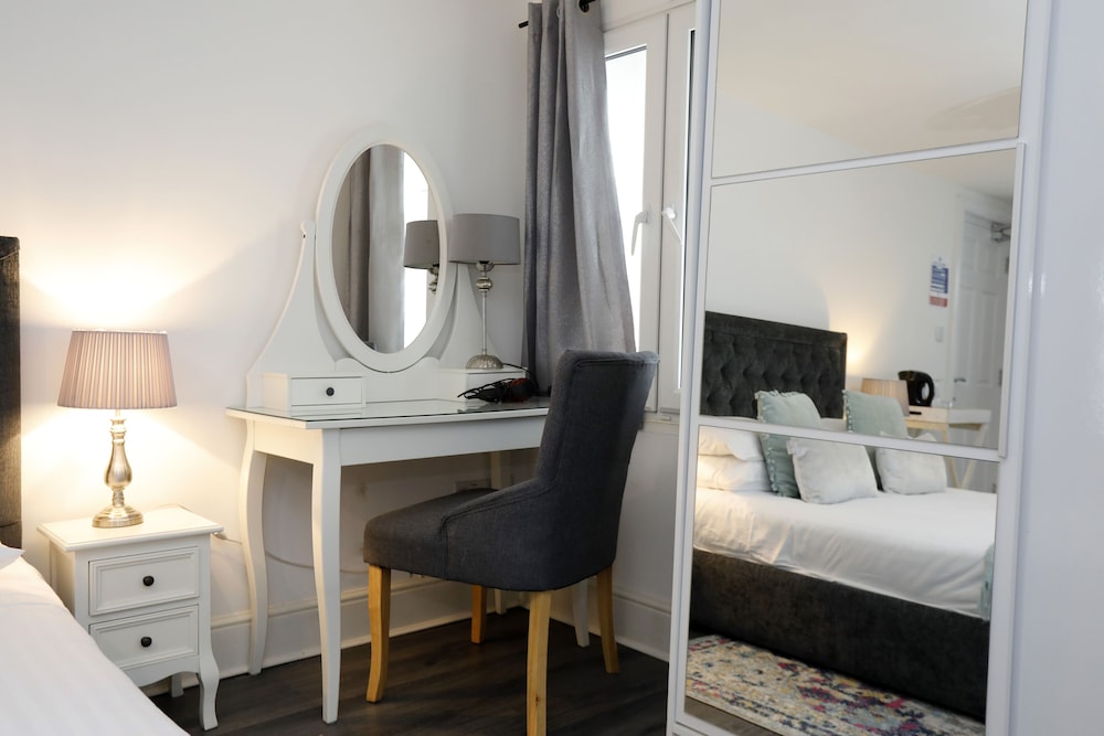 Village Hotel 17