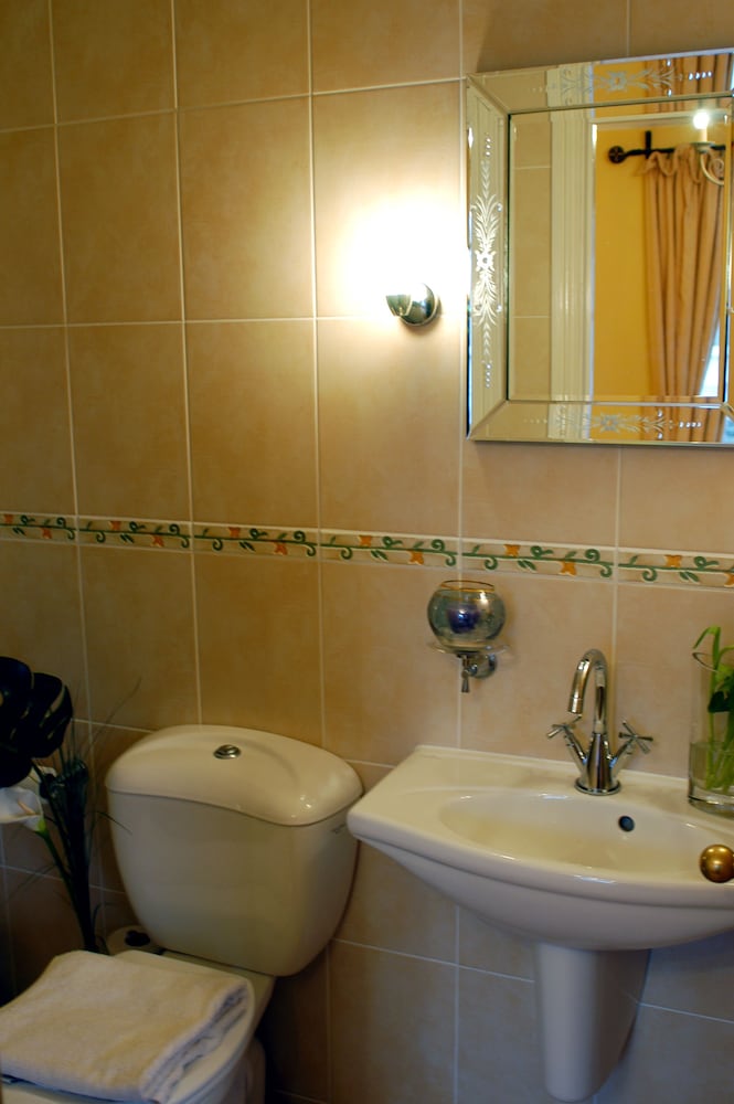 Goodenough Guesthouse 11