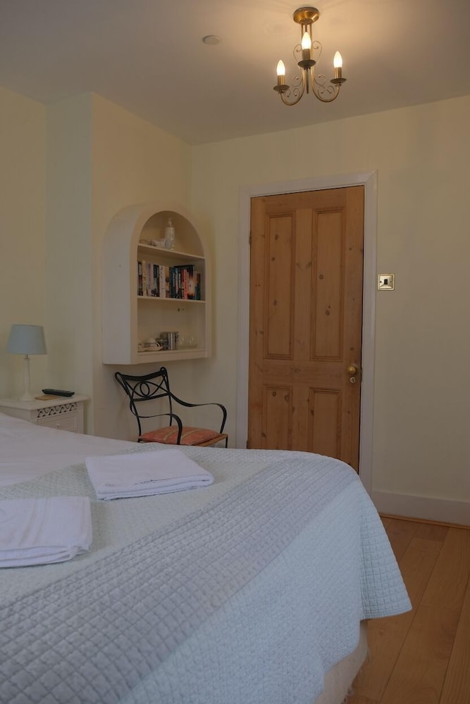 Goodenough Guesthouse 8