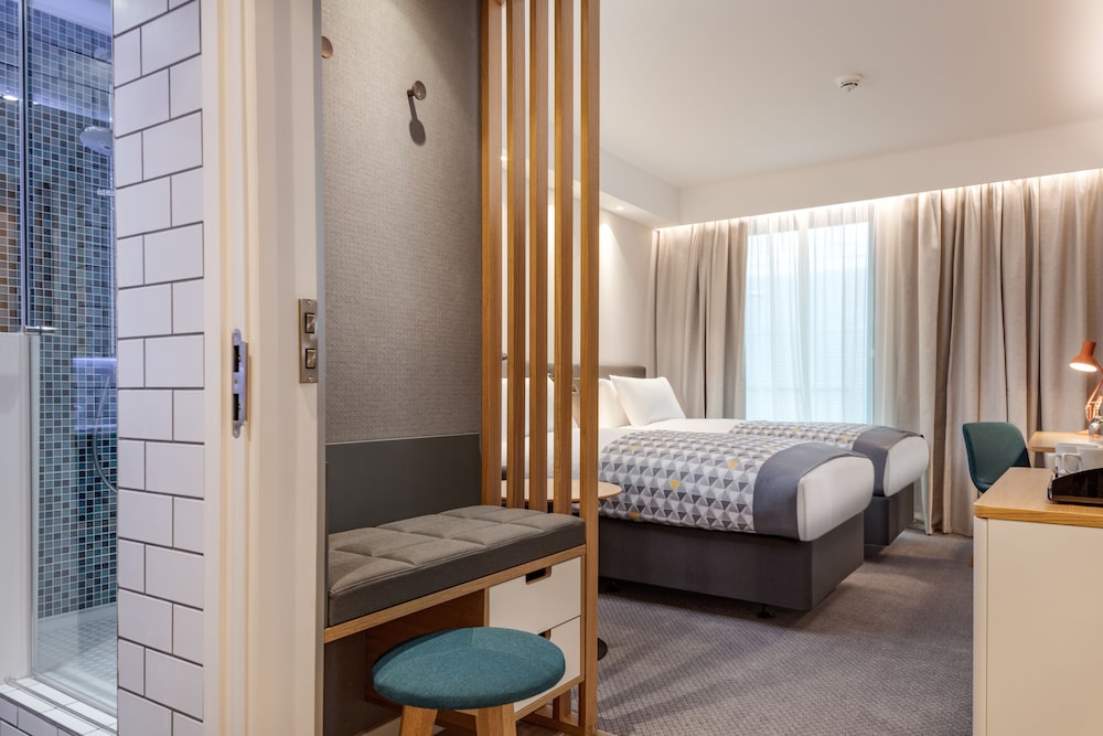 Holiday Inn London - Heathrow Bath Road 11