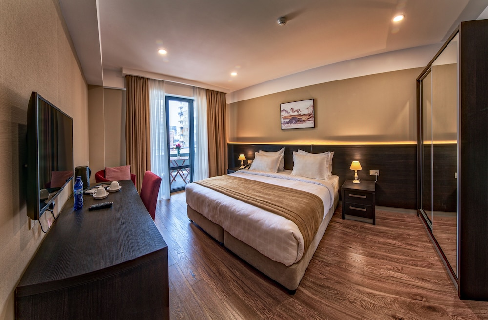 Sephia Hotel 18