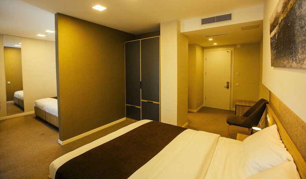 Hotel West 9