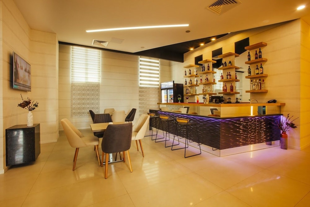 Hotel West 24