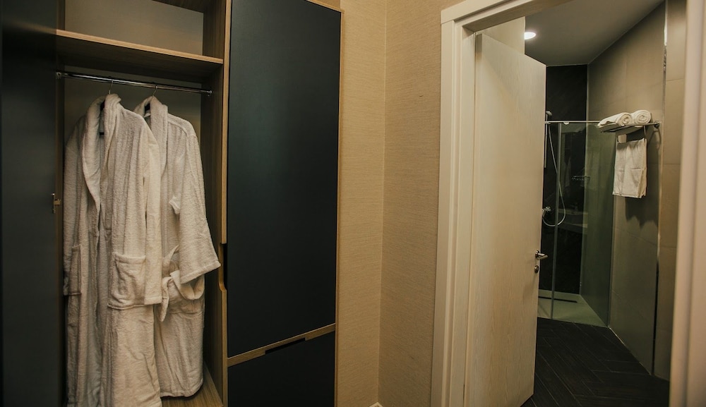 Hotel West 5