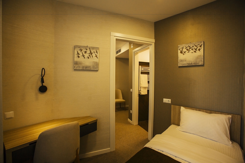 Hotel West 12