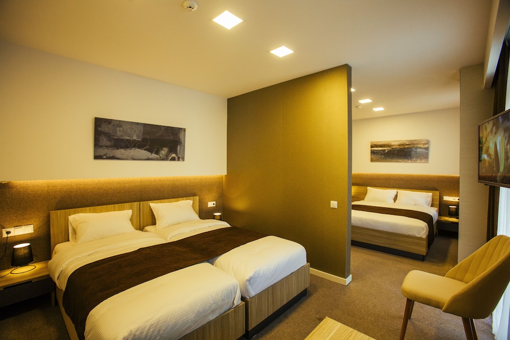 Hotel West 11