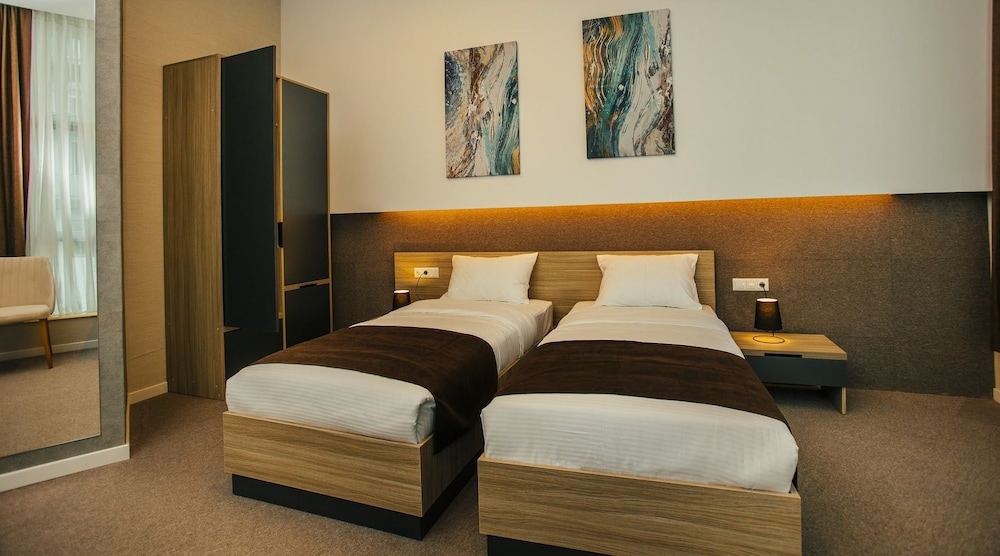 Hotel West 4